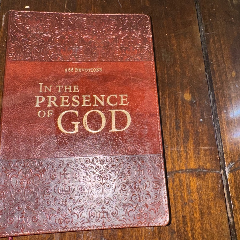In the Presence of God - 366 Devotions - Daily Bible Verse, LuxLeather